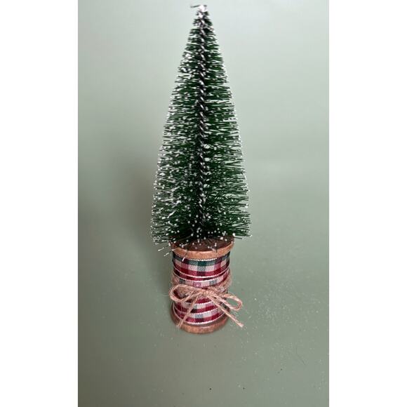 Handcrafted Bottle Brush Tree on Decorated Thread Spool Holiday Décor SPT9 - Picture 1 of 4